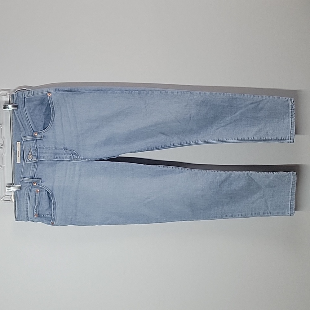 Levi's light wash mid rise straight leg boyfriend jeans 30